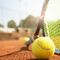 Jugar al tenis.
